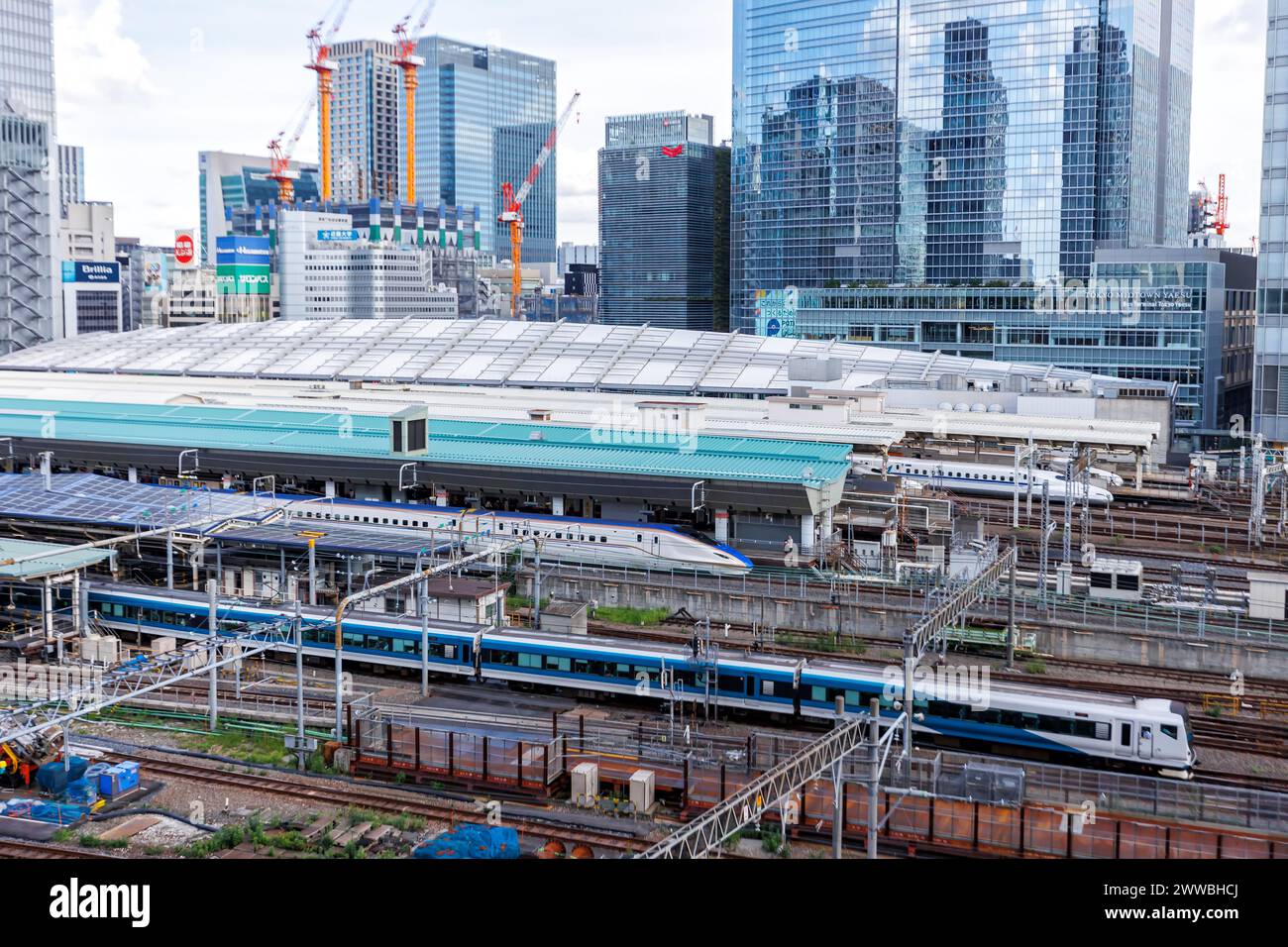 Tokyo, Giappone - 24 settembre 2023: Treni Shinkansen e pendolari presso la stazione ferroviaria principale di Tokyo, Giappone. Foto Stock