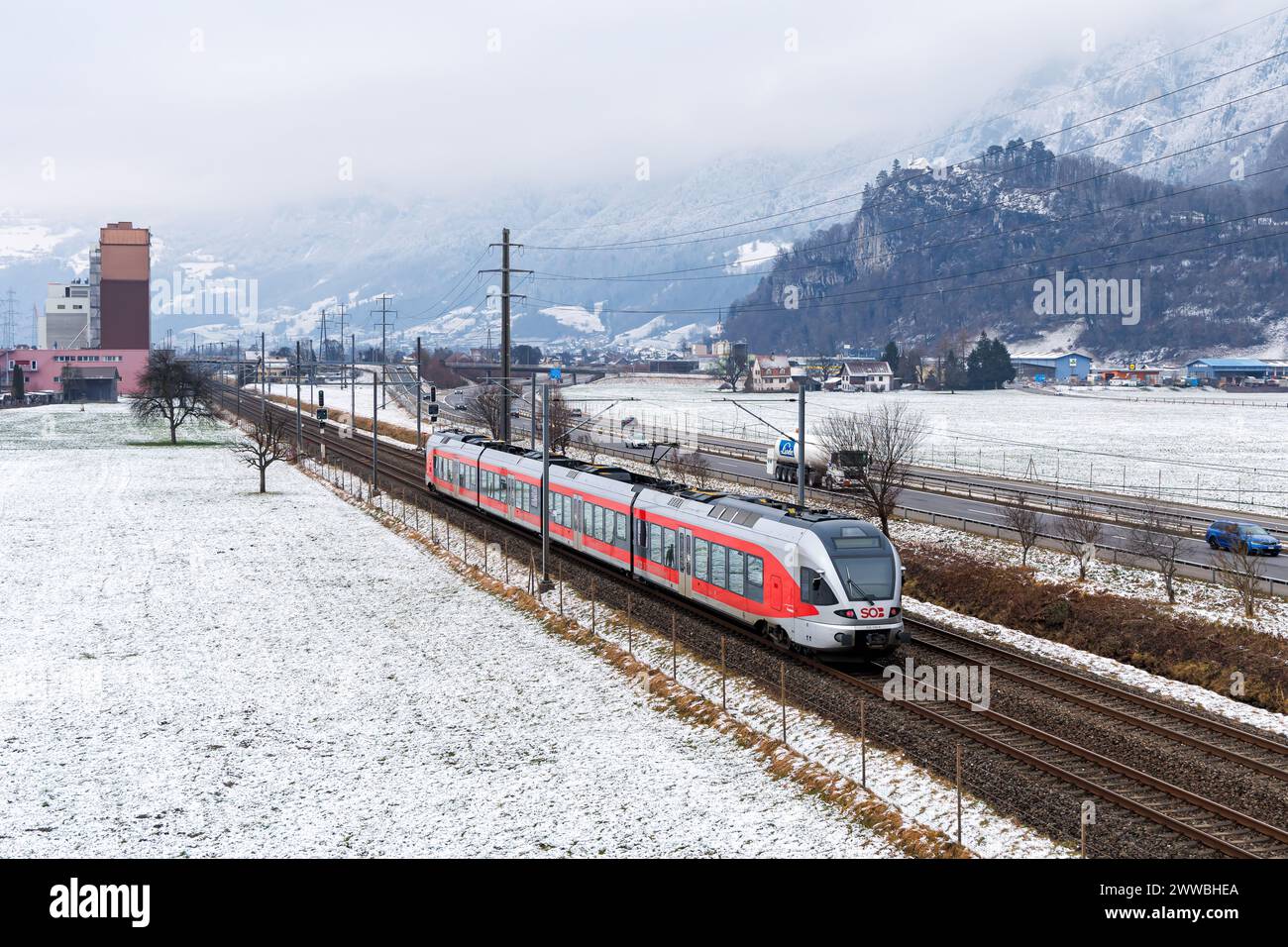 Flums, Svizzera - 9 gennaio 2024: Stadler Flirt 3 treno passeggeri di Südostbahn a Flums, Svizzera. Foto Stock