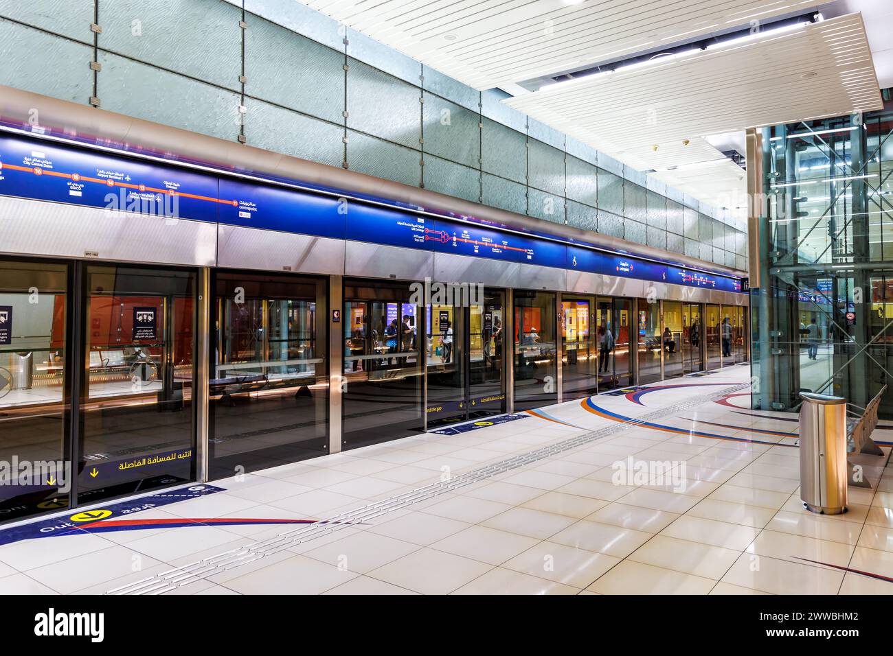 Dubai, Emirati Arabi Uniti - 17 febbraio 2024: Stazione della metropolitana di Dubai al Rigga a Dubai, Emirati Arabi Uniti. Foto Stock