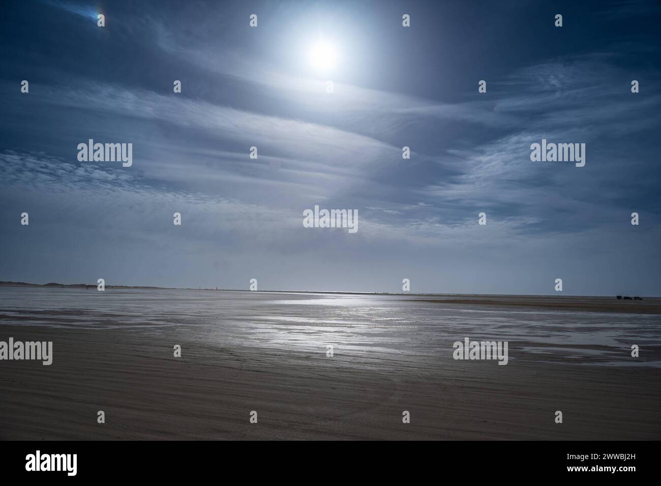 DNK, Wetterfeature Romo - Lakolk Strand / 22.03.2024, Lakolk Strand, Romo, DNK, Wetterfeature Romo - Lakolk Strand, im Bild Sonnige Erholung am Strand von Lakold - Wohnmobile, Autos parken direkt an den Dünen und am Wasser um die Seeluft zu geniessen. *** DNK, meteo con Romo Lakolk Beach 22 03 2024, Lakolk Beach, Romo, DNK, meteo con Romo Lakolk Beach, nella foto attività ricreative soleggiate sulla spiaggia delle case mobili Lakold, parcheggio auto direttamente alle dune e in acqua per godersi l'aria di mare nordphoto GmbHxKokenge nph00001 Foto Stock