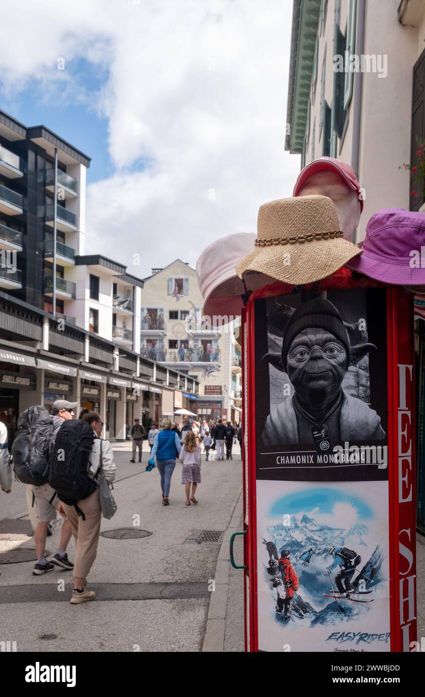 Negozio turistico che vende cappelli e t-shirt stampate nel centro della città alpina in estate, Chamonix, alta Savoia, Alvernia Rodano Alpi, Francia Foto Stock