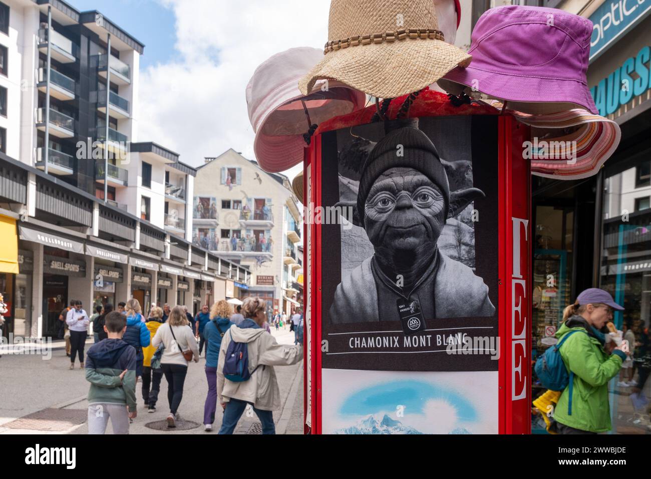 Negozio turistico che vende cappelli e t-shirt stampate nel centro della città alpina in estate, Chamonix, alta Savoia, Alvernia Rodano Alpi, Francia Foto Stock