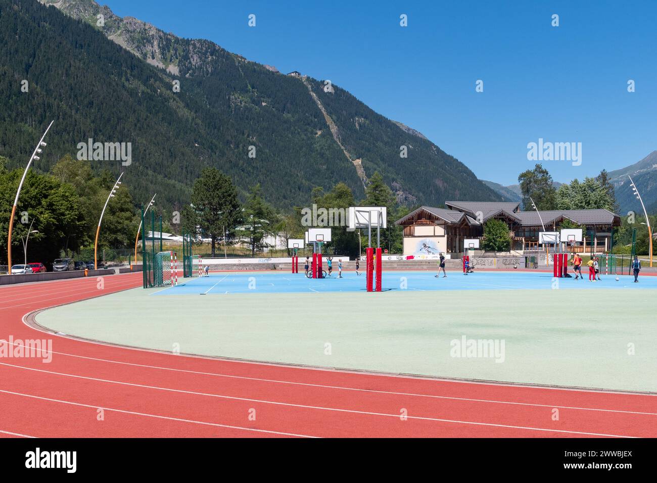 Campo da pallacanestro presso il Richard Bozon Sports Centre con le montagne Aiguilles Rouges sullo sfondo in estate, Chamonix, alta Savoia, Francia Foto Stock