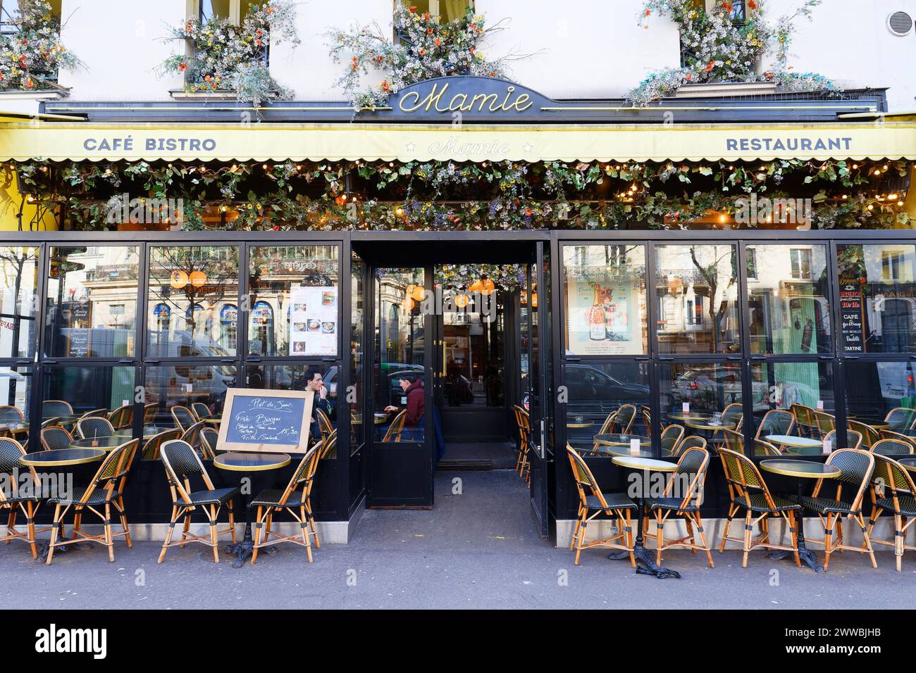 Mamie è un ristorante francese tradizionale nel 10th° distretto di Parigi. Si trova in Rue du Faubourg Saint-Denis. Foto Stock