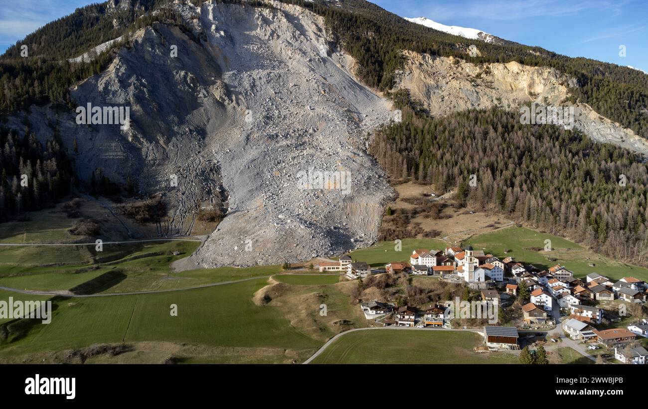 Nell'ottobre 2023 c'era una frana enorme che mancava di poco il villaggio di Brienz nel comune di Albula Foto Stock