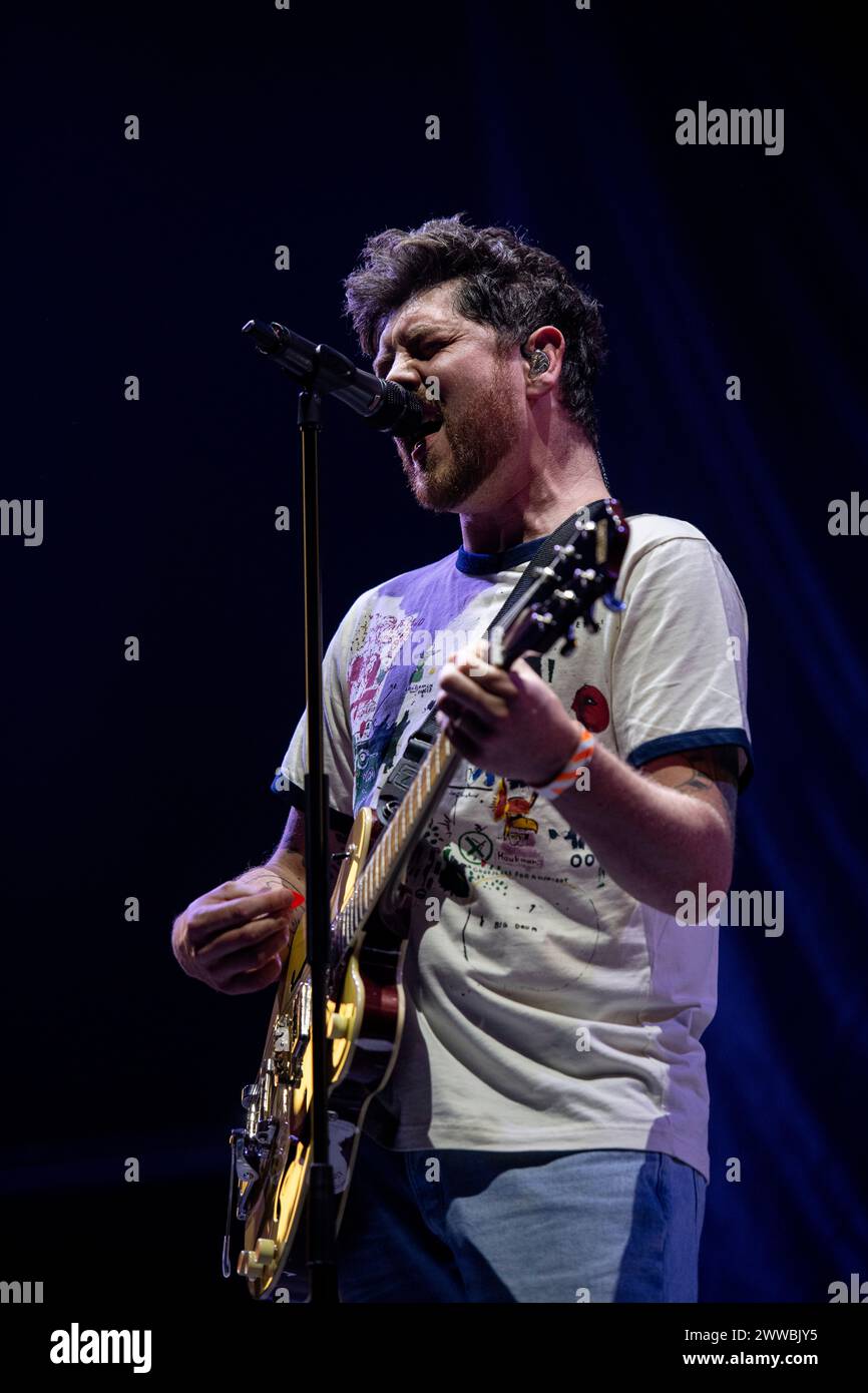 Londra, Regno Unito. 22 marzo 2024. Twin Atlantic si esibisce dal vivo all'OVO Wembley Arena, Londra, 22 marzo 2024 Sam McTrusty, voce solista, chitarra ritmica Twin Atlantic, una band rock scozzese. La loro musica è dominata da inni coinvolgenti, con cori e ritornelli accattivanti. Hanno pubblicato sei album - il più recente "Transparency" è stato pubblicato nel gennaio '22. La musica dei Twin Atlantic è stata descritta come alternative rock, power pop, emo pop e indie rock Credit: Dafydd Owen/Alamy Live News Foto Stock