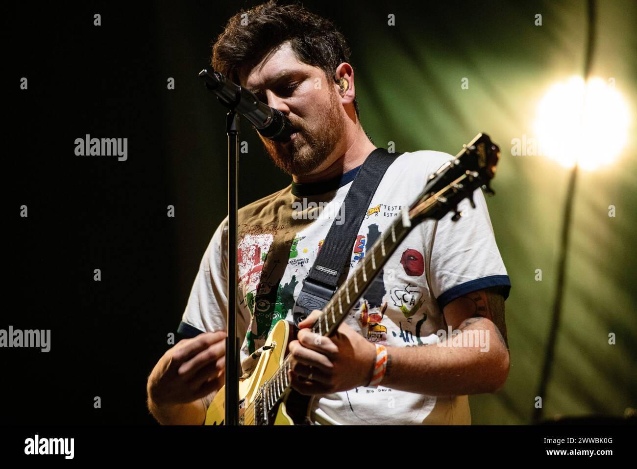 Londra, Regno Unito. 22 marzo 2024. Twin Atlantic si esibisce dal vivo all'OVO Wembley Arena, Londra, 22 marzo 2024 Sam McTrusty, voce solista, chitarra ritmica Twin Atlantic, una band rock scozzese. La loro musica è dominata da inni coinvolgenti, con cori e ritornelli accattivanti. Hanno pubblicato sei album - il più recente "Transparency" è stato pubblicato nel gennaio '22. La musica dei Twin Atlantic è stata descritta come alternative rock, power pop, emo pop e indie rock Credit: Dafydd Owen/Alamy Live News Foto Stock