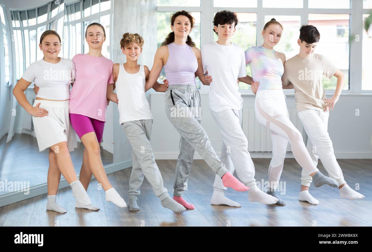 I giovani ballerini imparano a ballare la danza popolare greca sirtaki e la danza popolare irlandese jig Foto Stock
