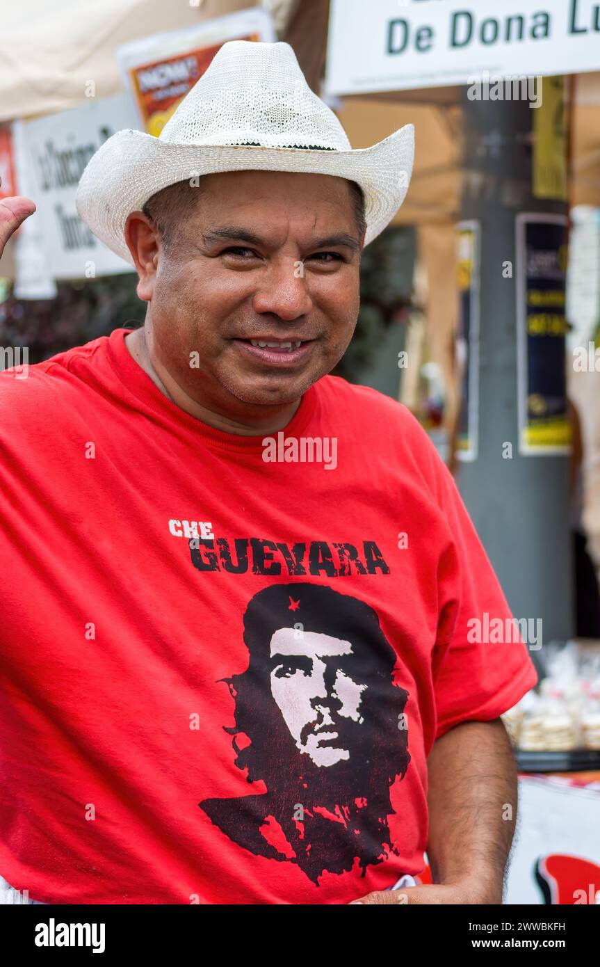 Uomo latino-americano che indossa una T-shirt che Guevara, Toronto, Canada Foto Stock