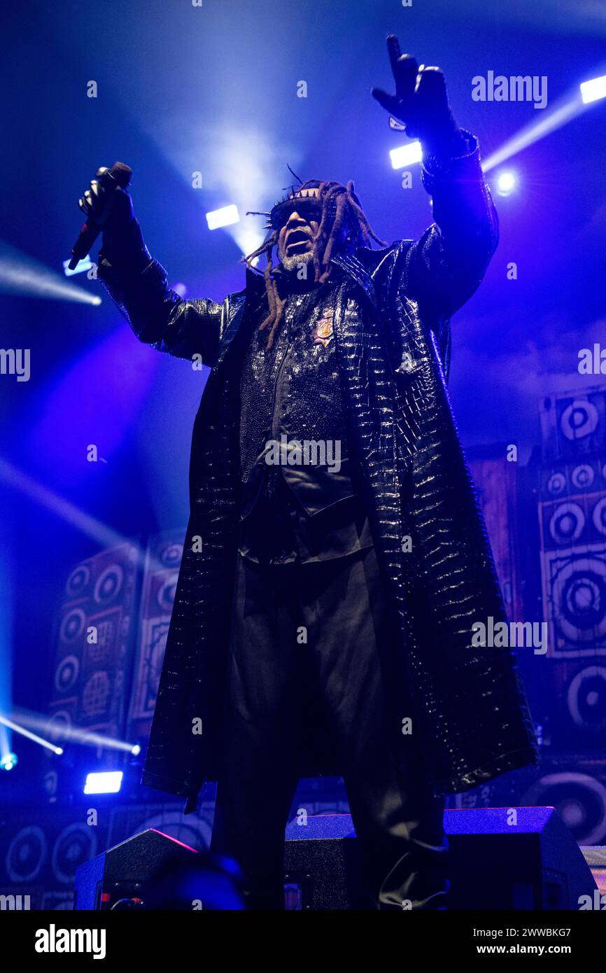 Skindred si esibisce dal vivo alla Wembley Arena di Londra il 15 marzo 2024 Benji Webbe, cantante degli Skindred, sono una band heavy metal gallese formatasi a Newport, Galles nel '98. Il loro stile musicale mescola heavy metal, rock alternativo e ragga. La band integra anche elementi di punk rock, hardcore punk, reggae, dancehall, Jungle, ska, hip hop, drum and bass, dubstep e varie altre influenze nella loro musica. Sono ben noti per le loro esibizioni dal vivo energiche e coinvolgenti, e hanno vinto diversi premi Foto Stock