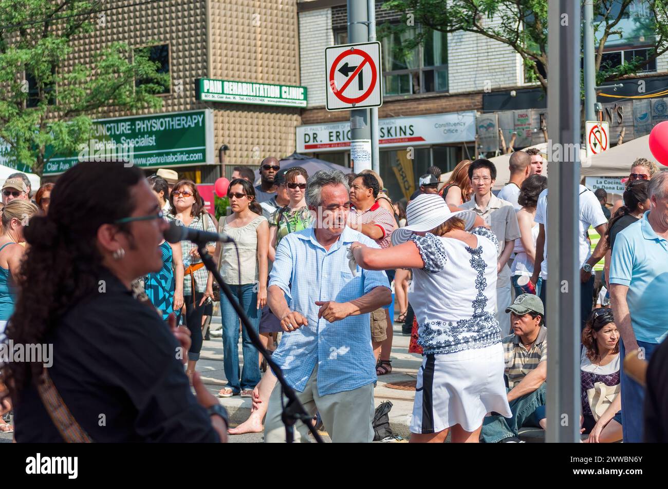 Gente che ama un festival estivo di strada, Toronto, Canada. Salsa su St. Clair avenue ovest, Foto Stock