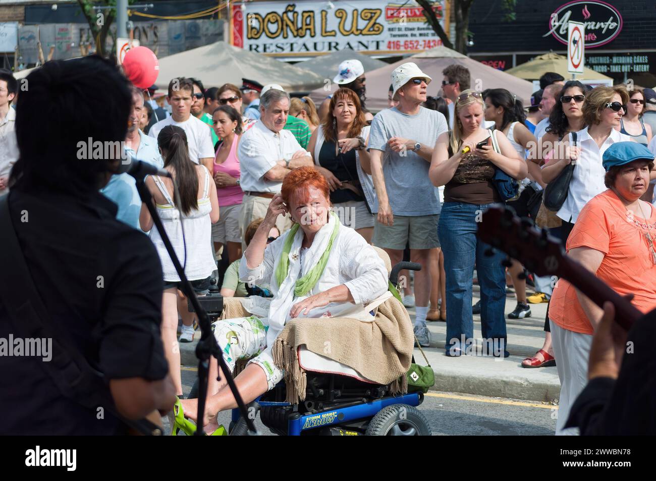 Gente che ama un festival estivo di strada, Toronto, Canada. Salsa su St. Clair avenue ovest, Foto Stock