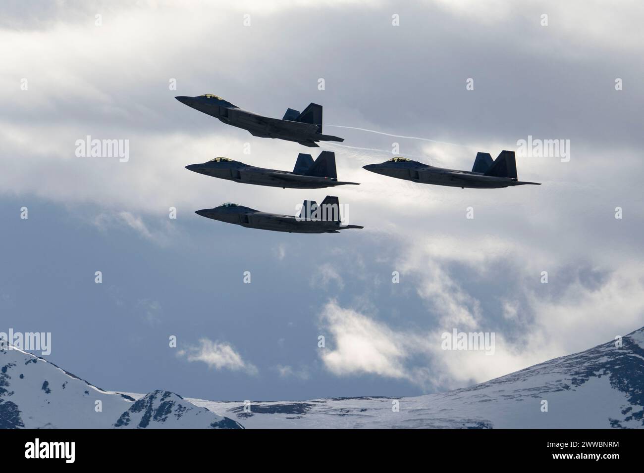 I membri del 3rd Wing e del 90th Fighter Generation Squadron conducono un cavalcavia di formazione per l'uomo scomparso in ricordo del sergente Charles A. Crumlett Foto Stock