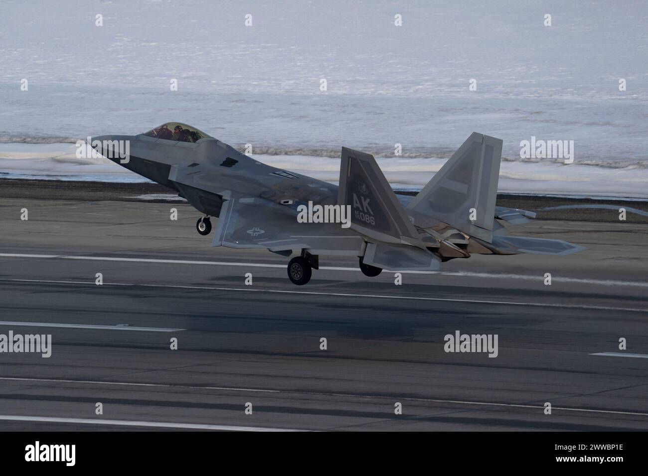 Un membro del 3rd Wing e del 90th Fighter Generation Squadron si prepara a decollare Foto Stock