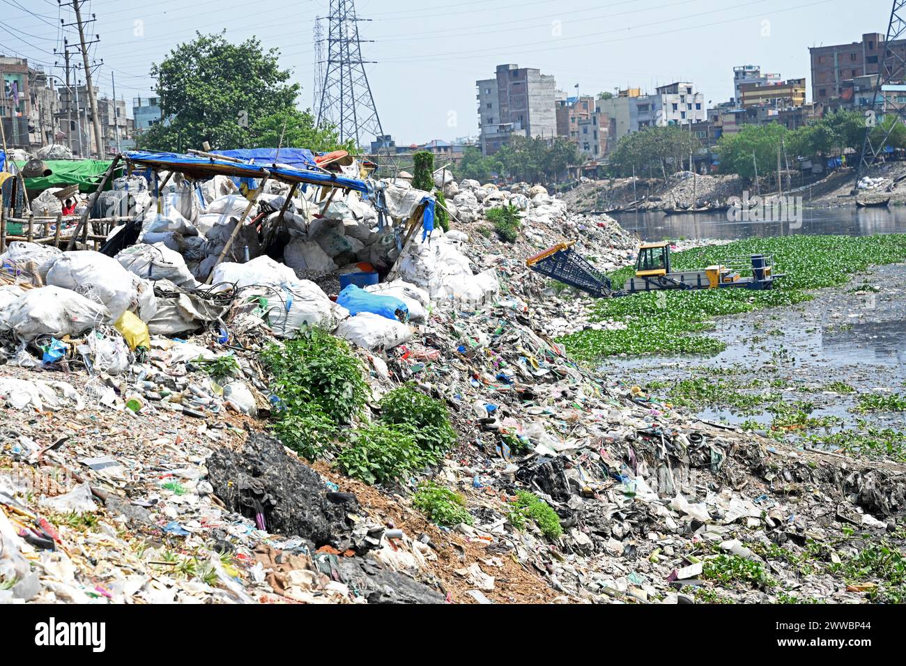 Dacca, Bangladesh. 23 marzo 2024. I rifiuti di plastica si trovano nell'inquinato fiume Buriganga a Dacca, Bangladesh, il 23 marzo 2024. Il Bangladesh si è classificato al decimo posto tra i 20 maggiori inquinatori di plastica al mondo a causa dello scarico dilagante dei rifiuti industriali e umani. Crediti: Mamunur Rashid/Alamy Live News Foto Stock