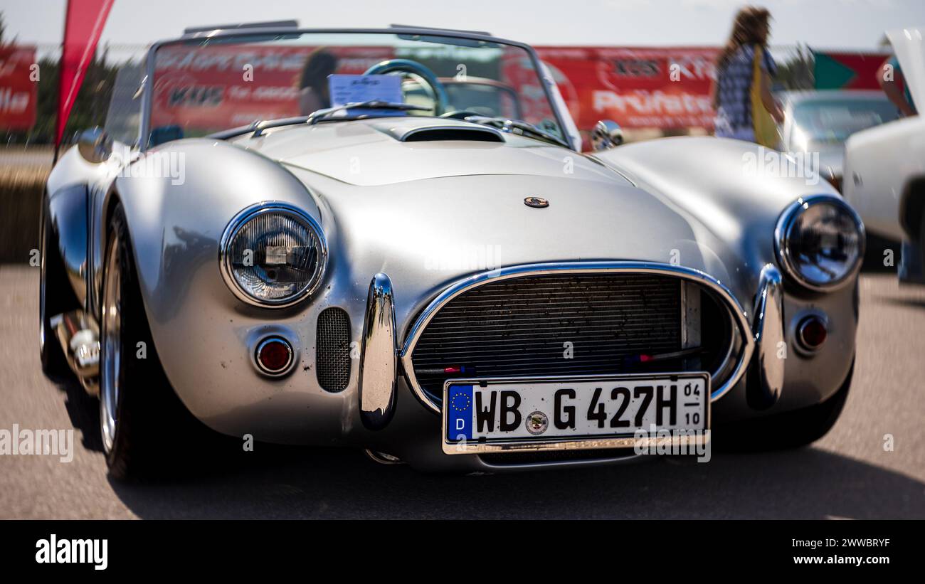 LINTHE, GERMANIA - 27 MAGGIO 2023: L'auto sportiva AC Cobra 427, 1974. Obiettivo Art. Turbolenza bokeh. Die Oldtimer Show 2023. Foto Stock