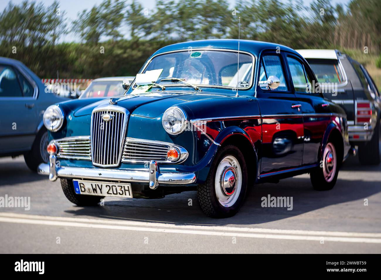 LINTHE, GERMANIA - 27 MAGGIO 2023: L'auto compatta Wolseley 1500, 1961. Obiettivo Art. Turbolenza bokeh. Die Oldtimer Show 2023. Foto Stock