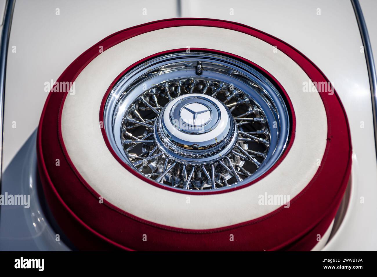 LINTHE, GERMANIA - 27 MAGGIO 2023: La ruota di scorta di un roadster Mercedes-Benz 500K (W29). Obiettivo Art. Turbolenza bokeh. Die Oldtimer Show 2023. Foto Stock