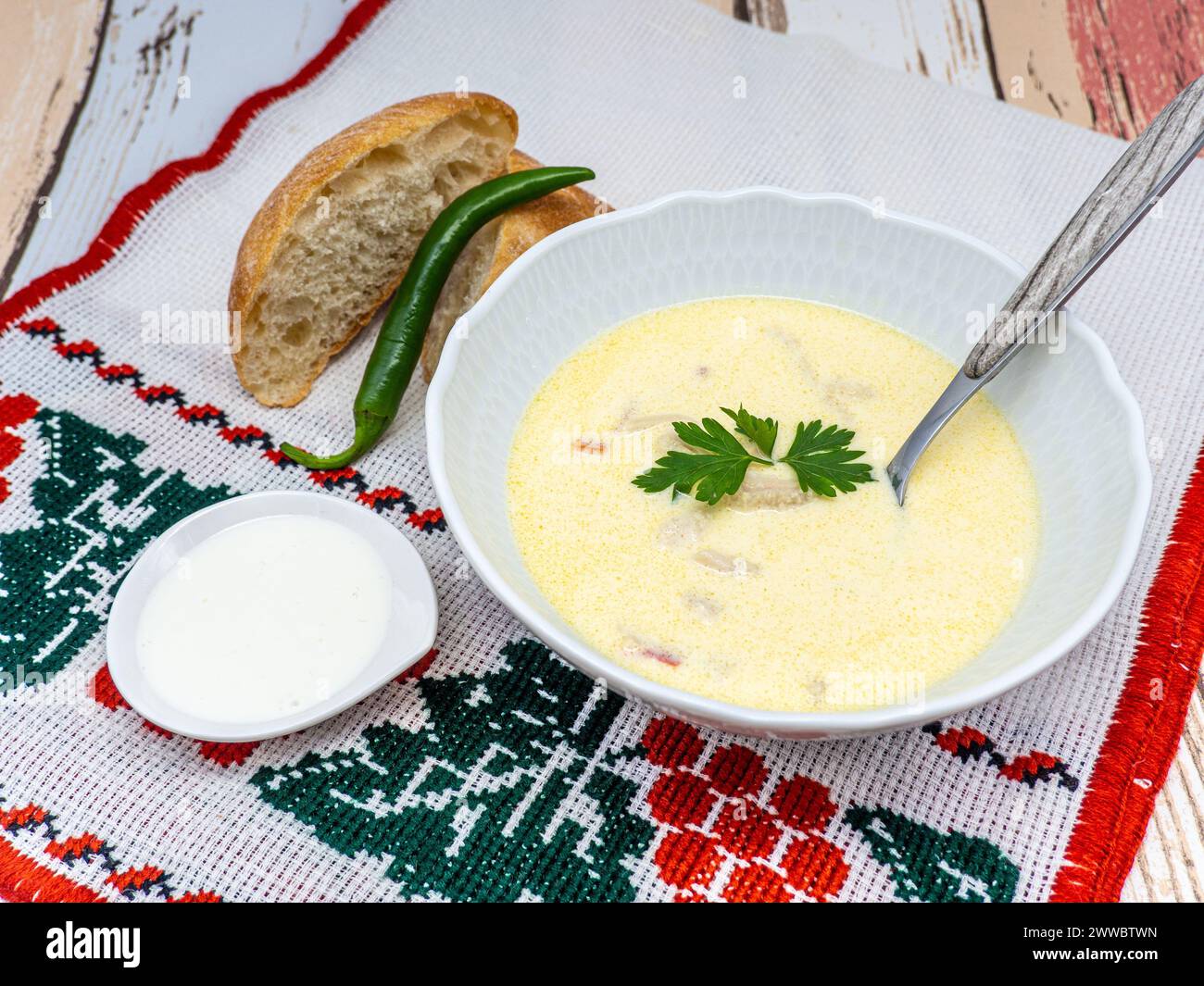 zuppa rumena di trippa con peperoni caldi, panna acida e pane Foto Stock