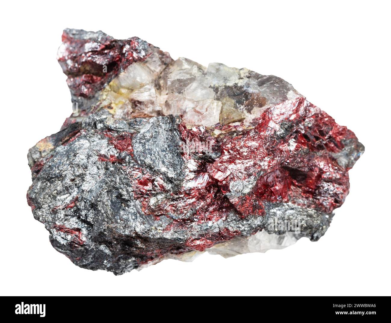 primo piano del campione di pietra naturale proveniente dalla raccolta geologica - cinabro non lucidato e stibnite su minerale fluorite isolato su sfondo bianco Foto Stock