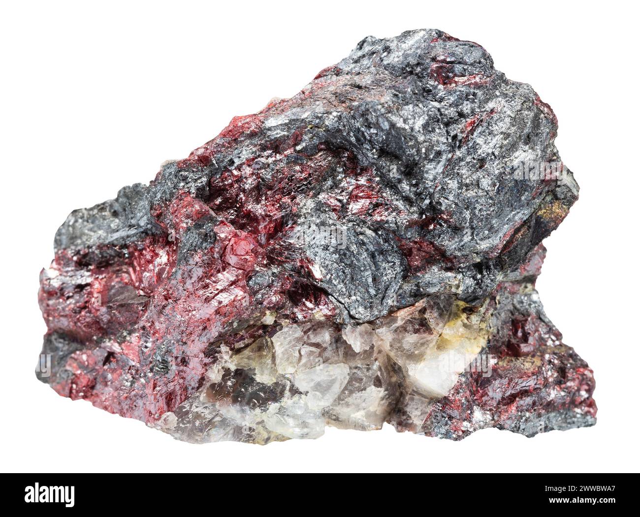 Primo piano di un campione di pietra naturale proveniente dalla raccolta geologica - cinabro grezzo e stibnite su minerale di fluorite isolato su sfondo bianco da Kyrgy Foto Stock