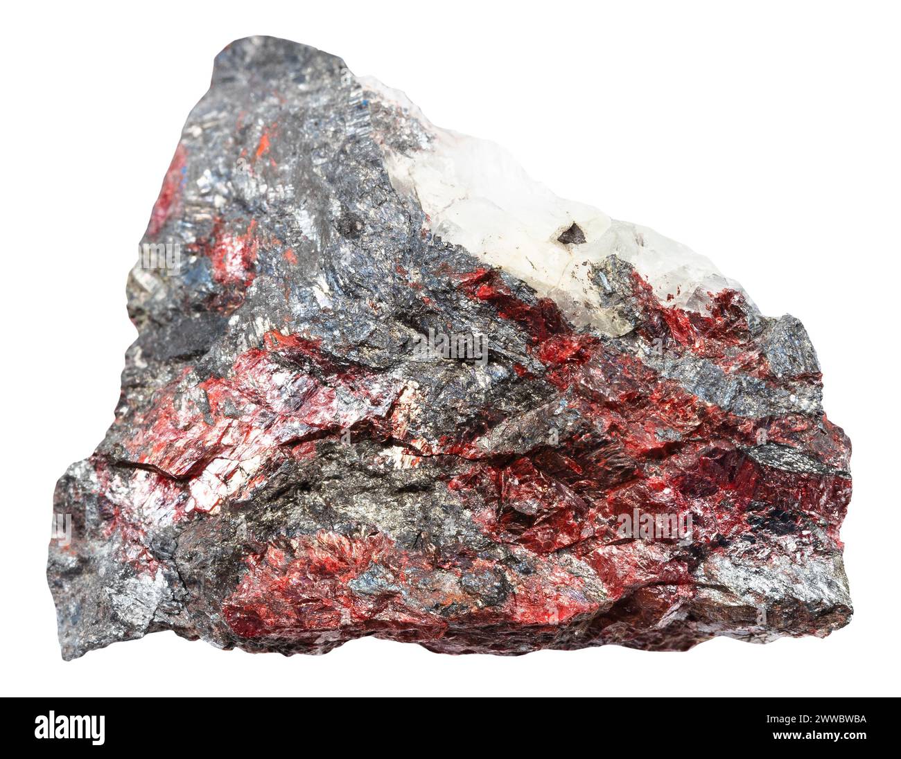 Primo piano di un campione di pietra naturale proveniente dalla raccolta geologica - cinabro ruvido e stibnite su minerale di fluorite isolato su sfondo bianco da Kyr Foto Stock