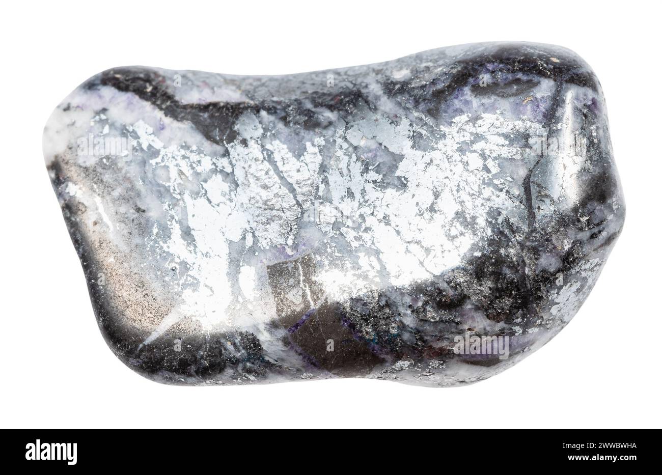 Primo piano di un campione di pietra naturale proveniente dalla raccolta geologica - minerale di stibnite tumulato isolato su sfondo bianco proveniente dal Kirghizistan Foto Stock