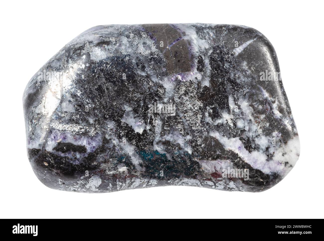 Primo piano di un campione di pietra naturale proveniente dalla collezione geologica - minerale di stibnite lucidato isolato su sfondo bianco proveniente dal Kirghizistan Foto Stock