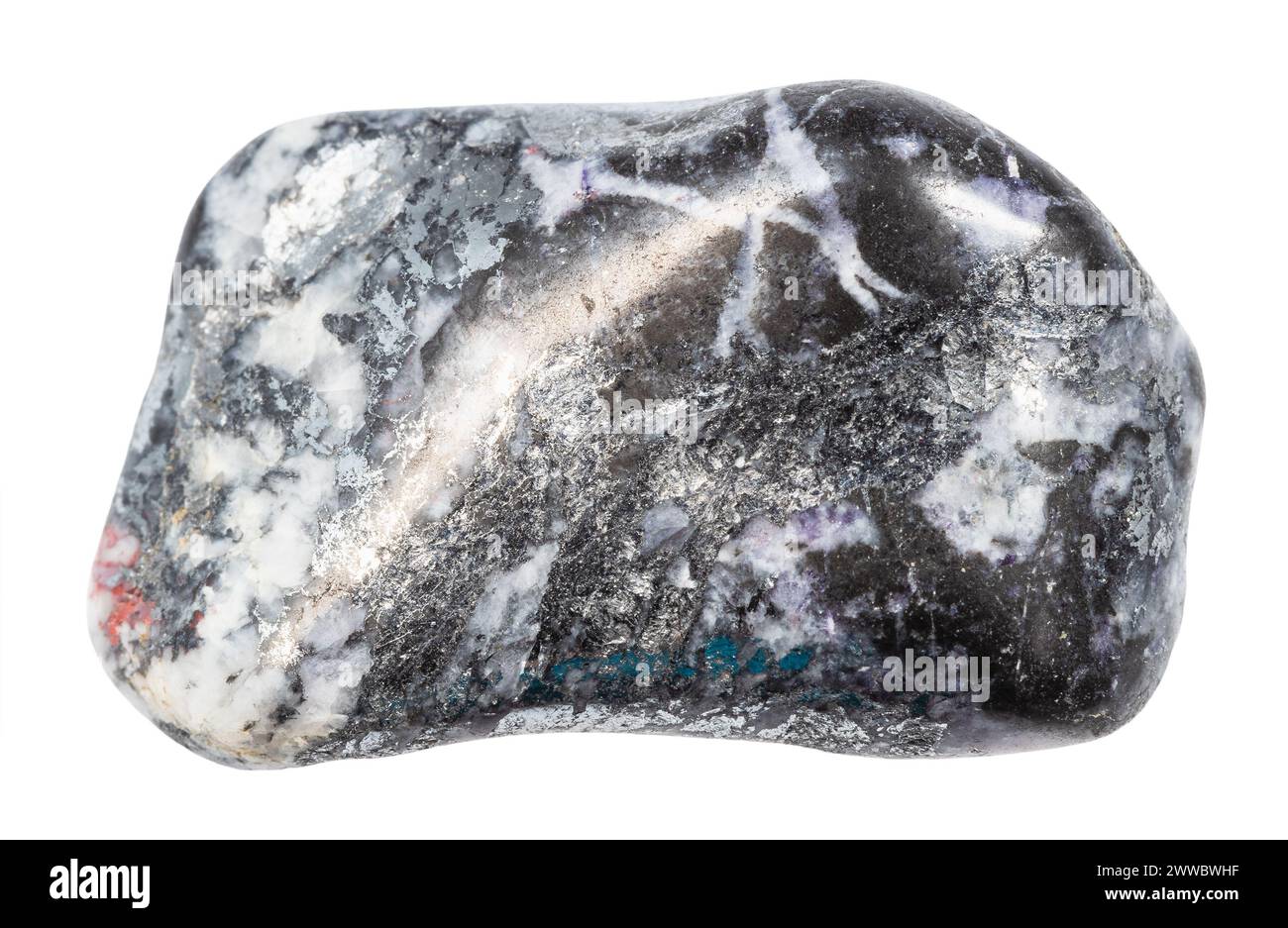Primo piano di un campione di pietra naturale proveniente dalla raccolta geologica - minerale di antimonite tumulato isolato su sfondo bianco proveniente dal Kirghizistan Foto Stock