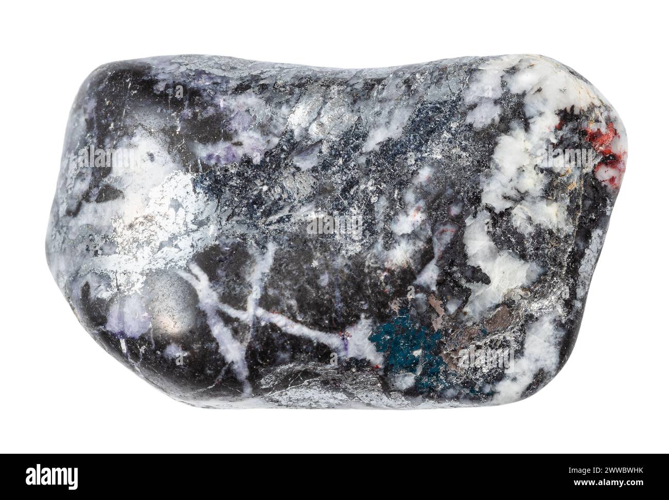 Primo piano di un campione di pietra naturale proveniente dalla collezione geologica - minerale antimonite lucidato isolato su sfondo bianco proveniente dal Kirghizistan Foto Stock