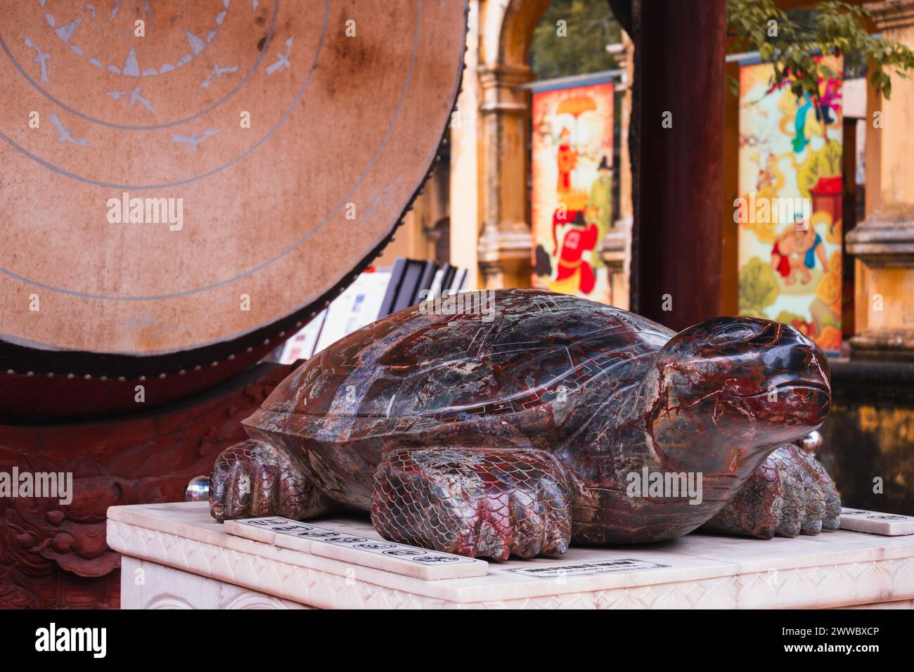 Vista dell'antica scultura della leggendaria tartaruga nella Cittadella Imperiale nel palazzo Thang Long Foto Stock