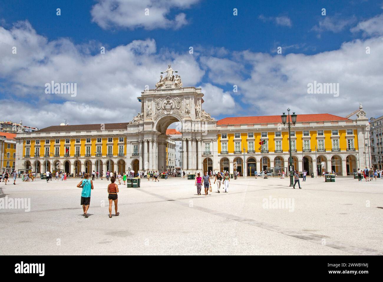 Piazza commerciale con Arco di Trionfo, ex Palazzo reale, Lisbona, Portogallo Foto Stock