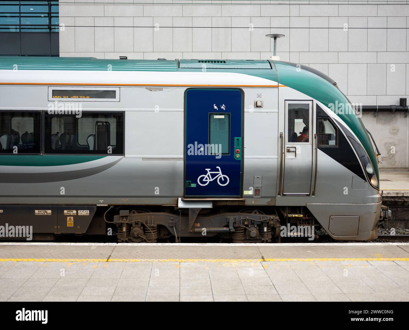 Un treno in attesa presso un binario della stazione ferroviaria di Tara Street, Dublino, Irlanda. Foto Stock