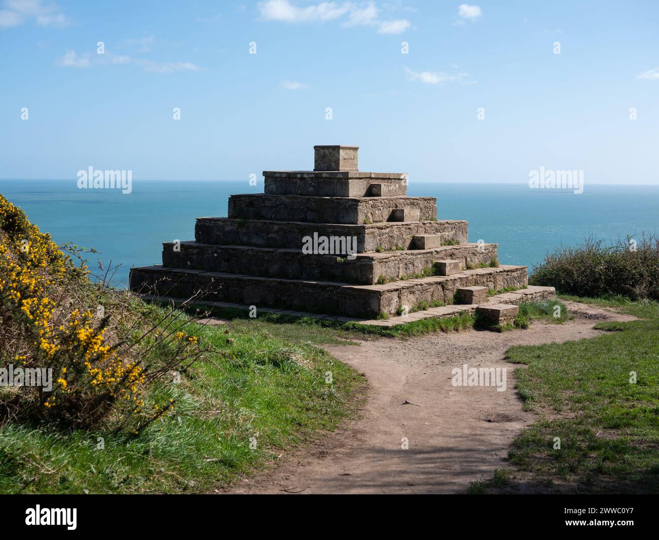 Un monumento su Killiney Hill che si affaccia sulla baia di Dublino, a sud della città di Dublino, Irlanda. Foto Stock