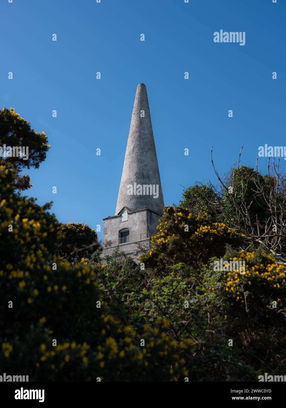 La cima dell'obelisco che si trova sulla cima di Killiney Hill, a sud di Dublino, Irlanda. Foto Stock