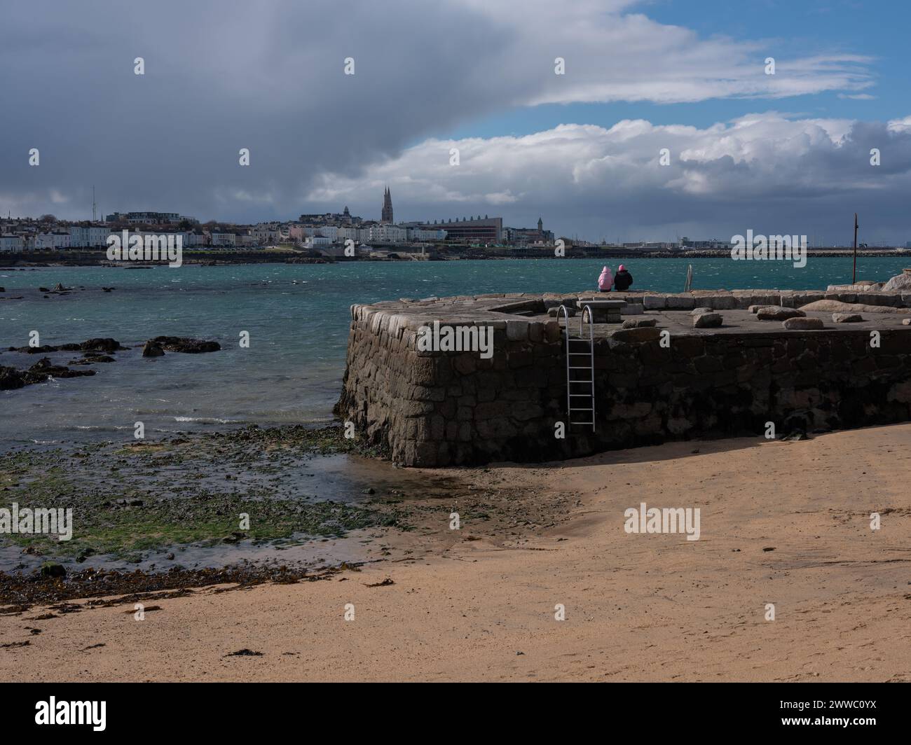 Il porto di Sandycove con Dún Laoghaire sullo sfondo. Dublino, Irlanda. Foto Stock