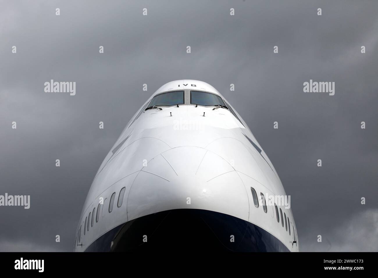 Davanti al Boeing 747 Negus, esposizione statica all'aeroporto di Cotswold, EGBP. G-CIVB. Sir Arthur Negus. Segni storici della livrea BOAC. Foto Stock