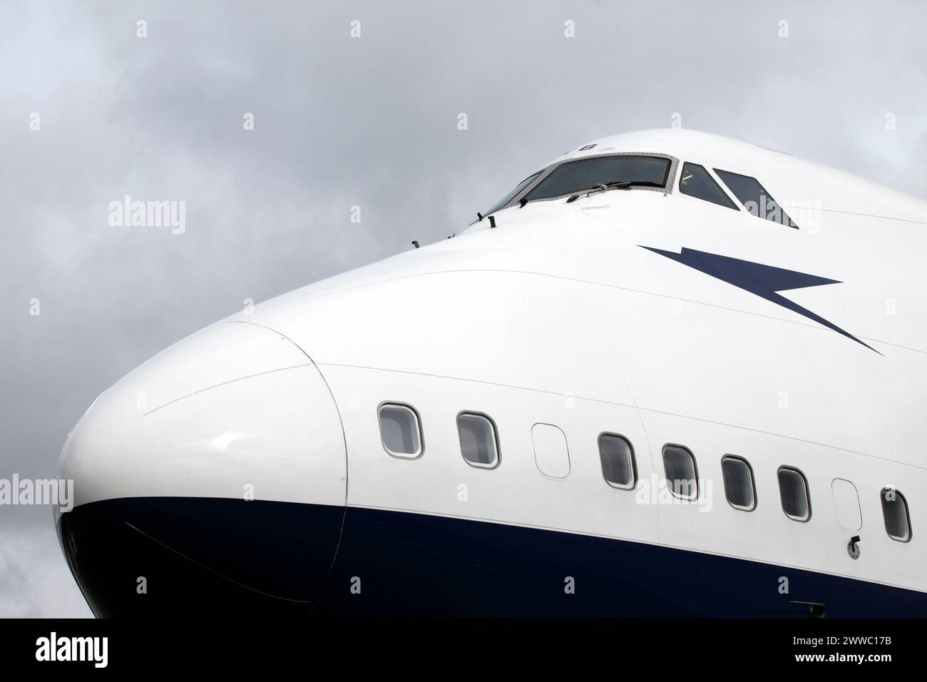 Davanti al Boeing 747 Negus, esposizione statica all'aeroporto di Cotswold, EGBP. G-CIVB. Sir Arthur Negus. Segni storici della livrea BOAC. Foto Stock