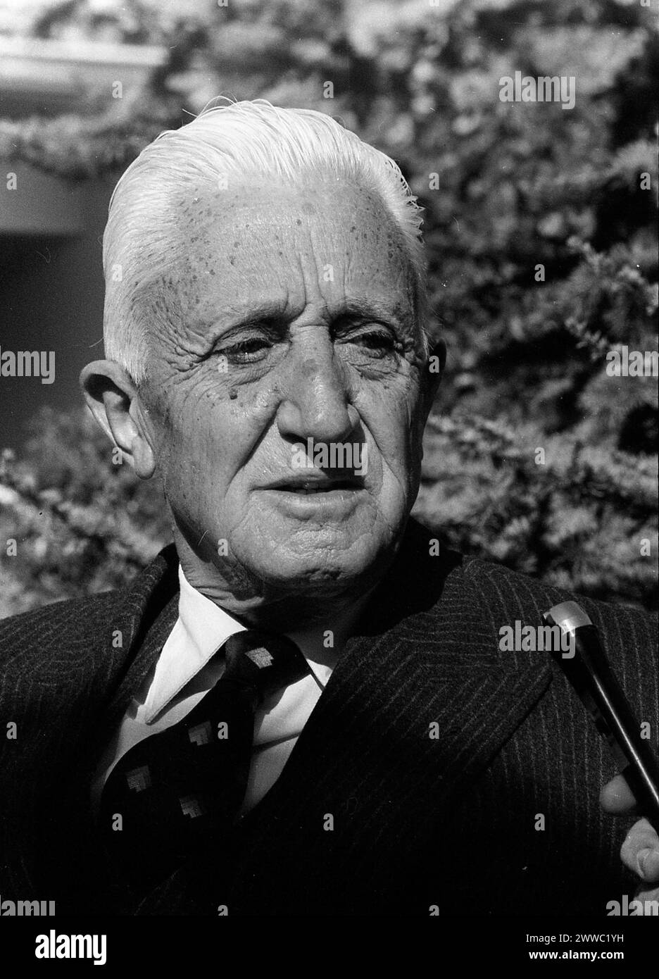 Politico argentino ed ex presidente Arturo Umberto Illia (1900-1983) durante un'intervista stampa a casa sua, Buenos Aires, intorno agli anni '1970 Foto Stock