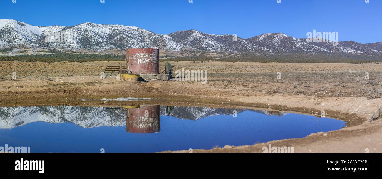 L'installazione di Street art Nowhere, Nevada, è diventata un'occasione unica per scattare foto ai viaggiatori che viaggiano lungo l'autostrada 50. Foto Stock