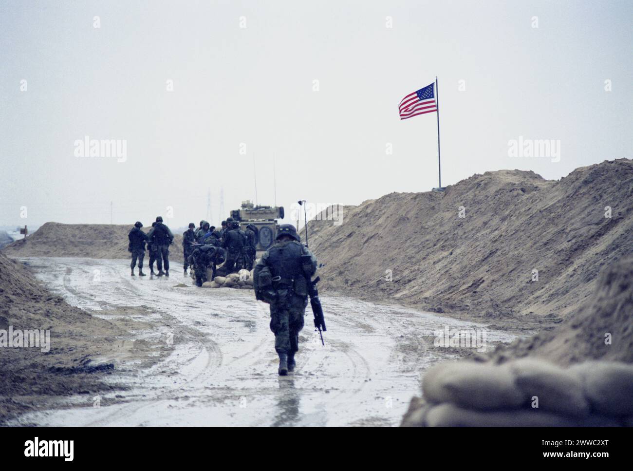 Prima guerra del Golfo: 23 marzo 1991 Un pomeriggio umido al Checkpoint Charlie, il limite dell'occupazione dell'esercito americano lungo la Highway 8, 8 km a sud di Nasiriyah, nel sud dell'Iraq. Foto Stock