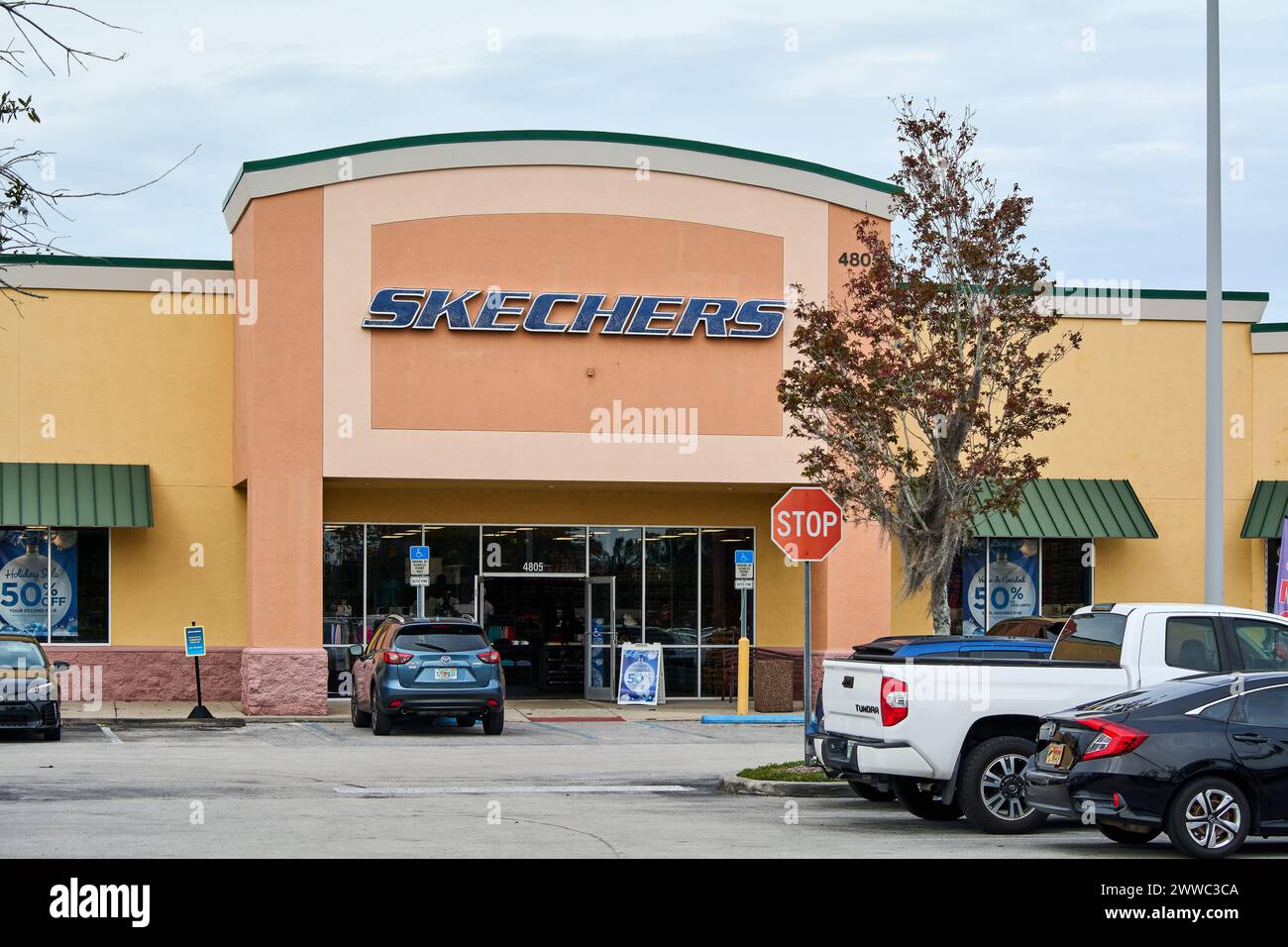 Florida, Stati Uniti - 23 marzo 2024: Immagine vibrante che cattura la facciata di un negozio Skechers, mostrando il suo segno accattivante, il design architettonico e il parco Foto Stock