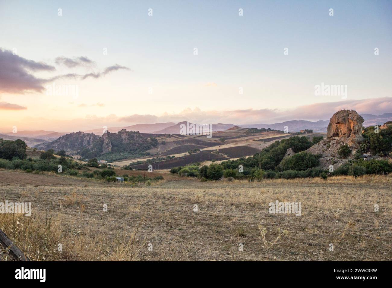 Italia, Sicilia, Enna, vista sul paesaggio al crepuscolo Foto Stock