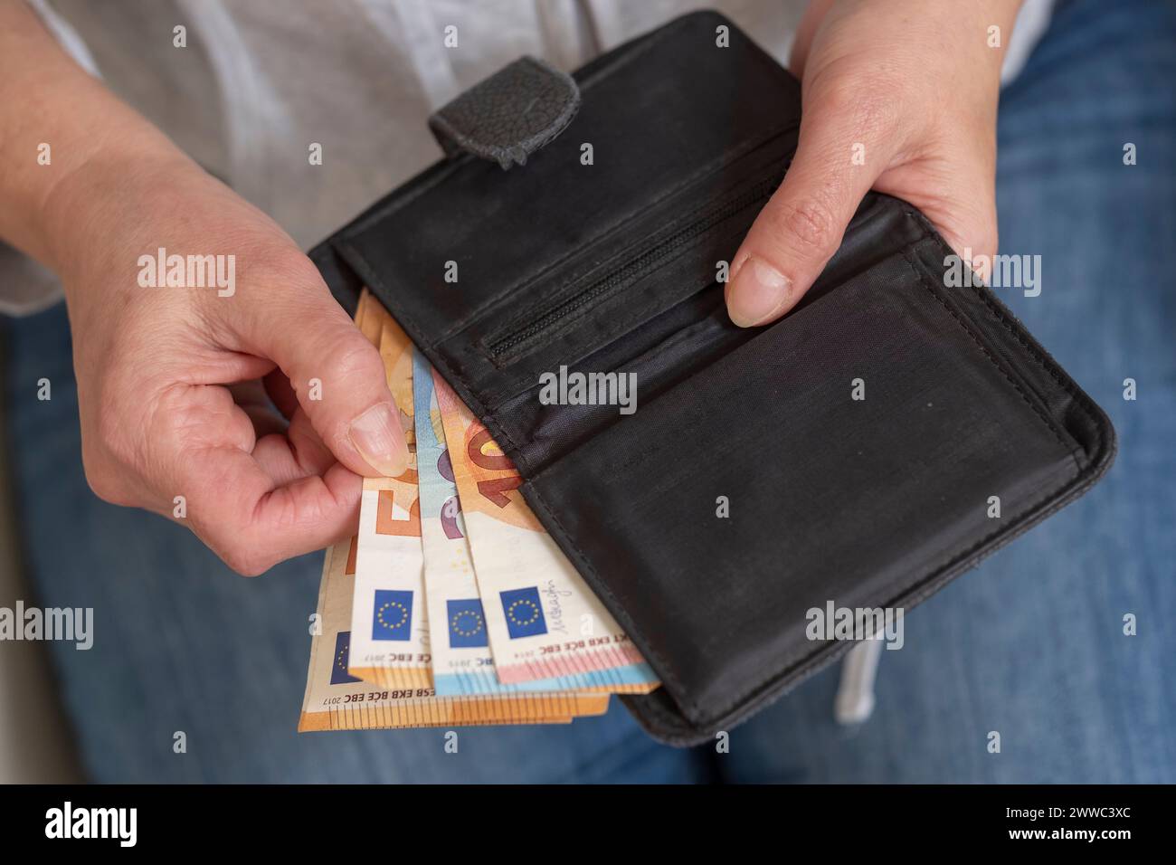 Le banconote in euro in un portafoglio Foto Stock