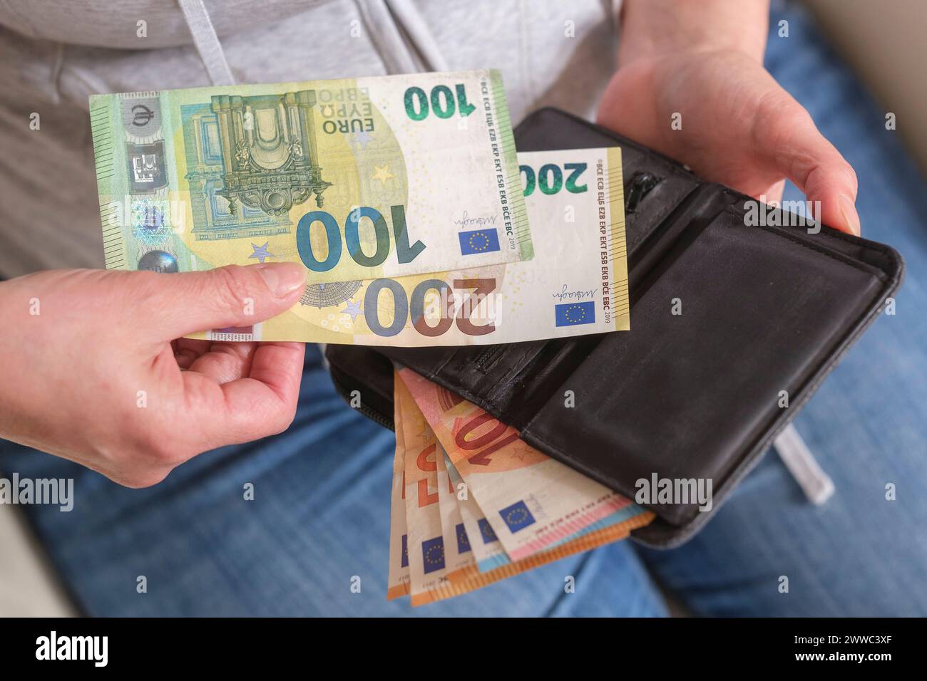 Le banconote in euro in un portafoglio Foto Stock