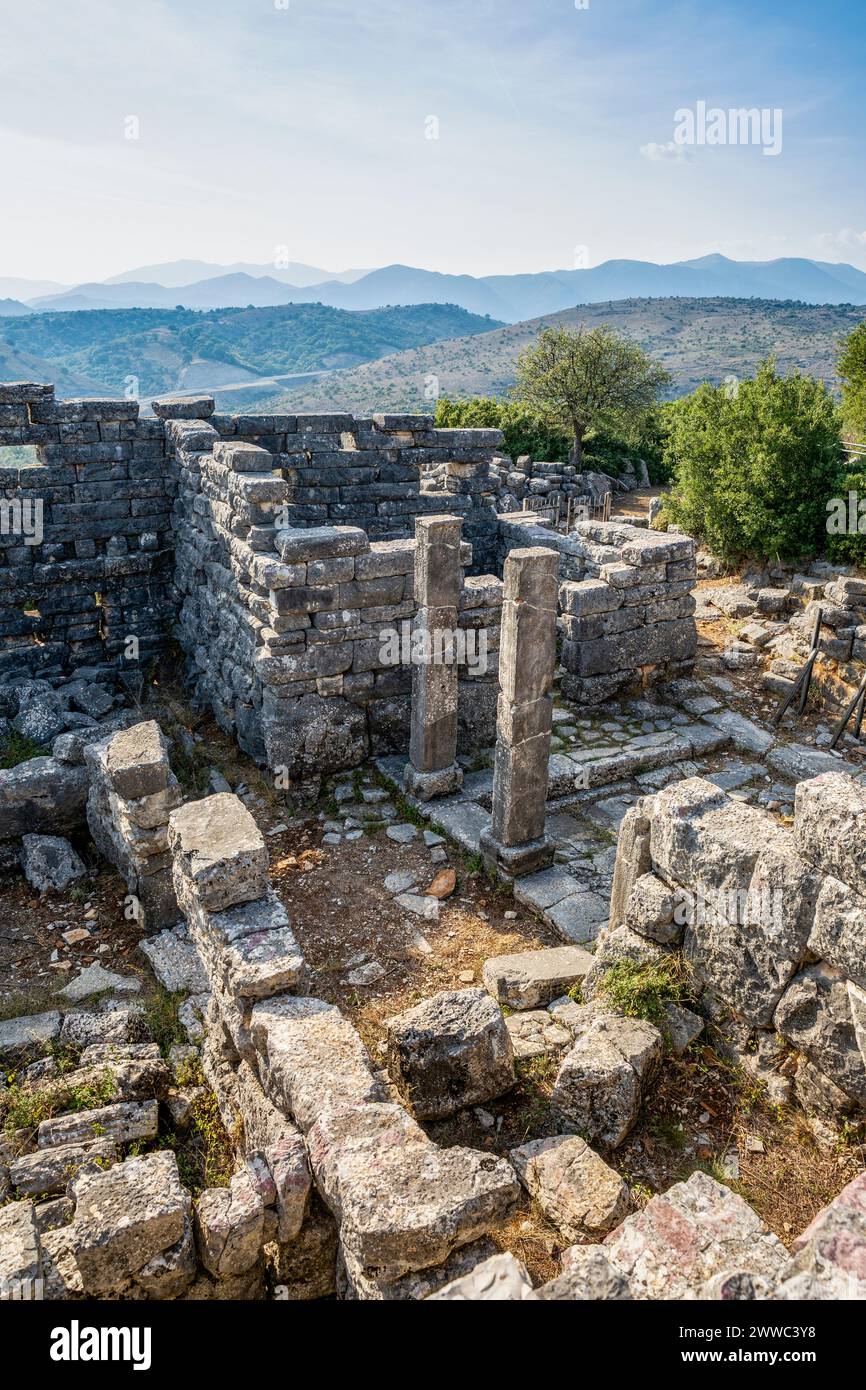 Strutture in pietra in rovina nel sito archeologico di Orraon, Arta, Grecia Foto Stock Strutture in pietra in rovina nel sito archeologico di Orraon, Arta, Grecia Foto Stock