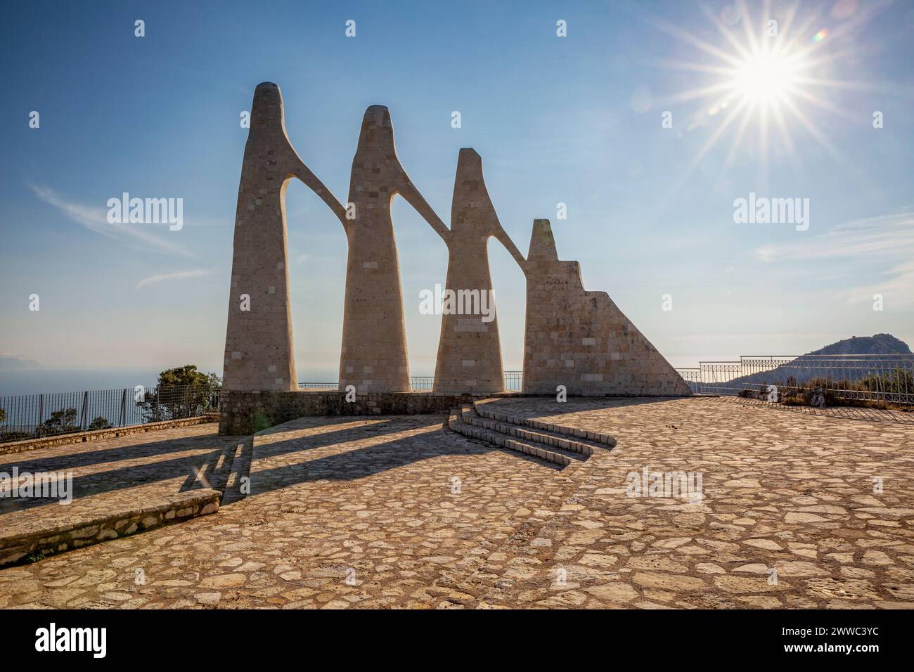 Monumento di Zalongo in giornata di sole Foto Stock Monumento di Zalongo in giornata di sole Foto Stock