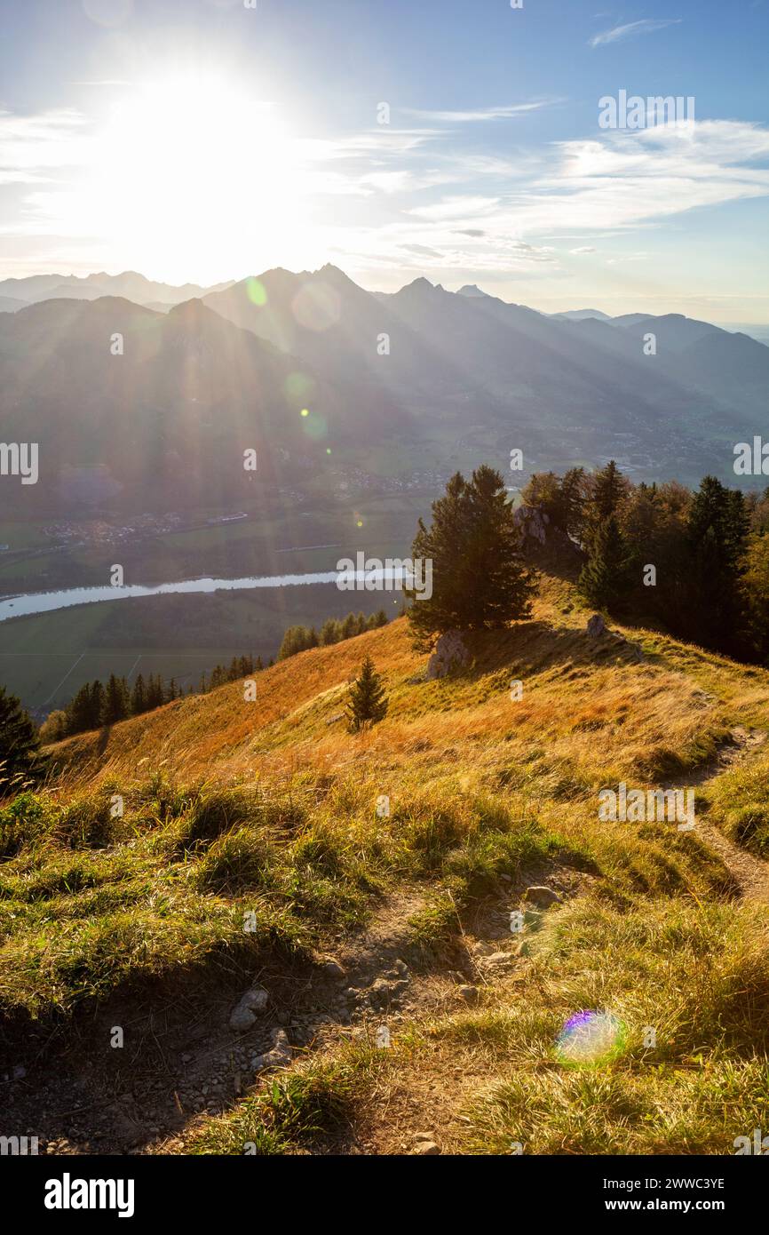 Vista delle maestose catene montuose nelle giornate di sole Foto Stock