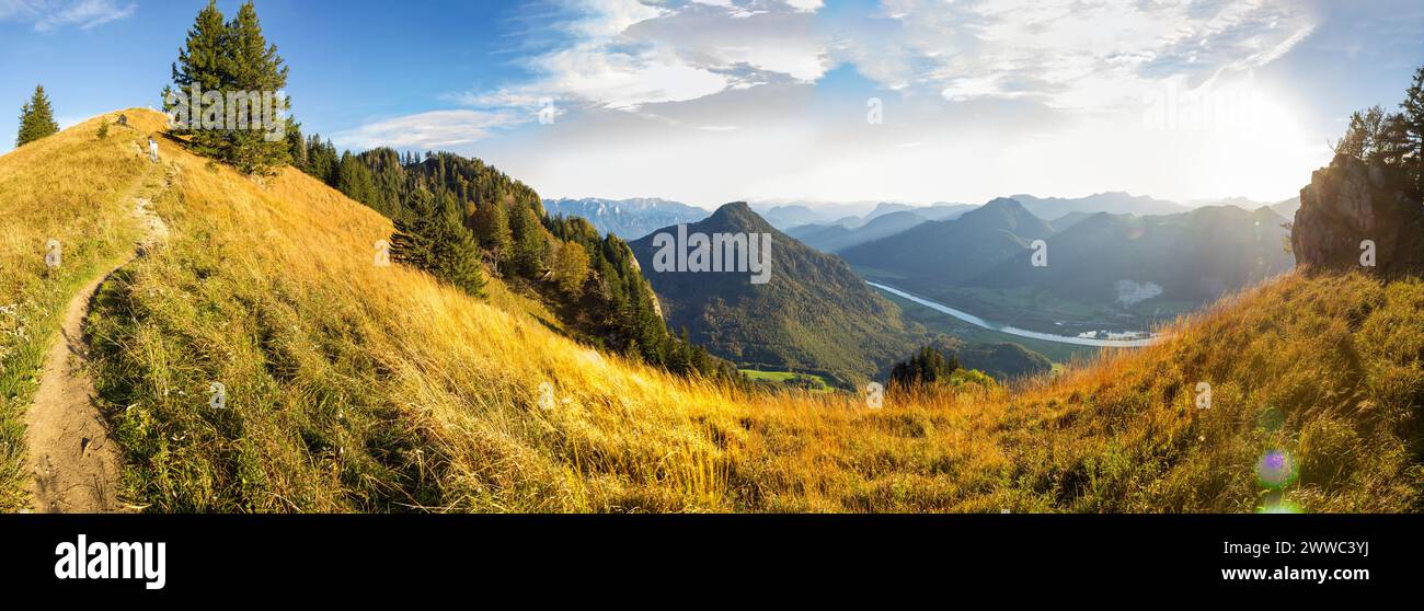 Tranquilla vista sul paesaggio montano nelle giornate di sole Foto Stock