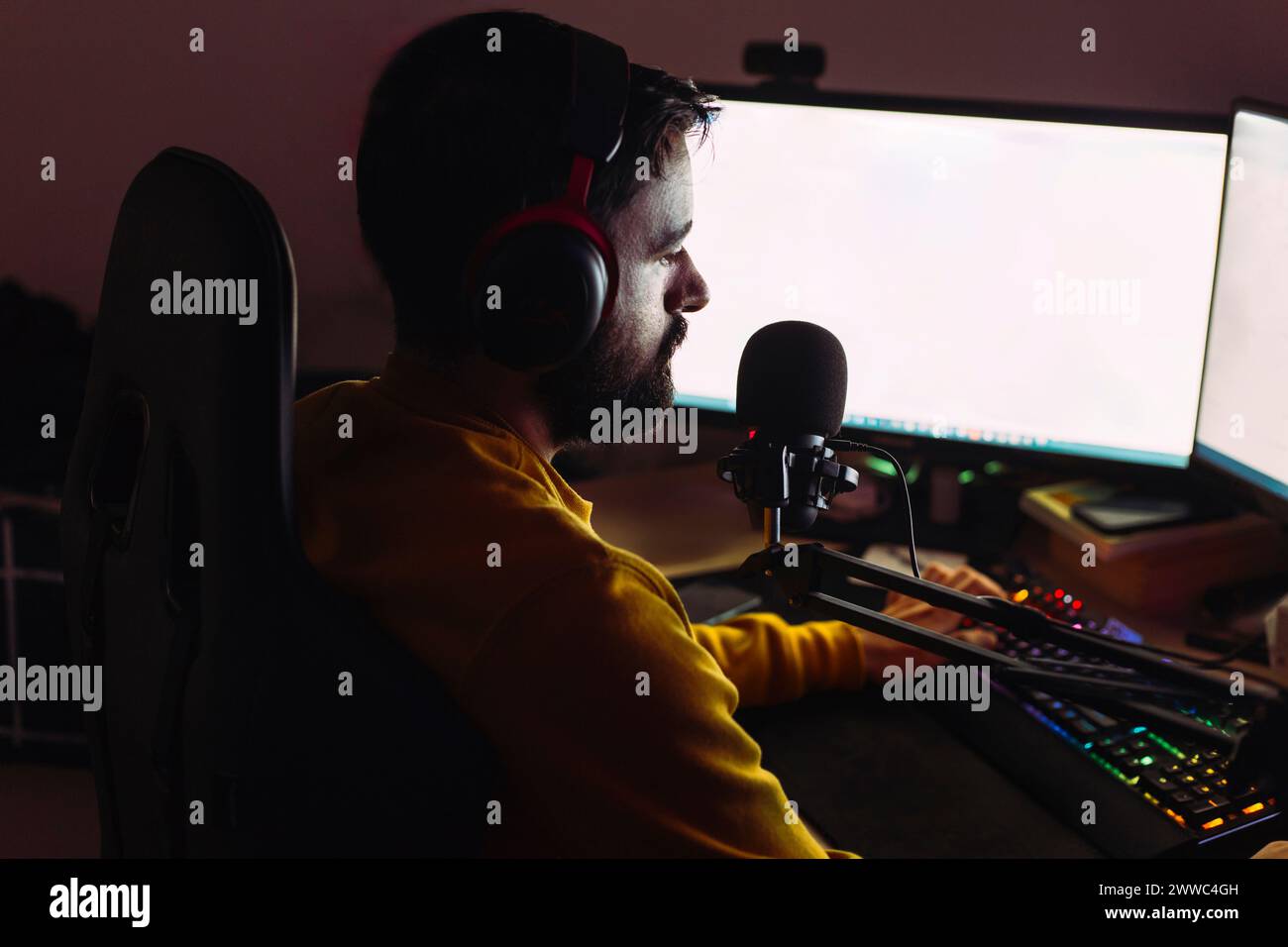 Influencer del gaming che gioca ai videogame in live streaming a casa Foto Stock